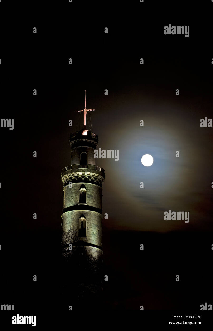 Monument Nelson illuminé Spooky dans la nuit avec lune lumineuse qui brille, Édimbourg, Écosse, Royaume-Uni, Europe Banque D'Images