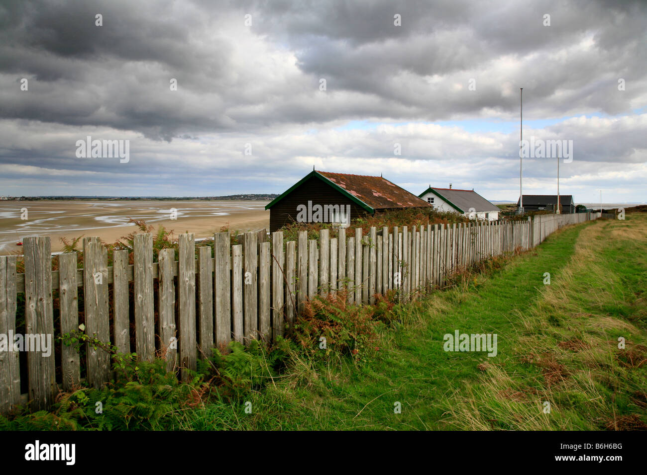 Aux côtés des maisons une clôture prises sur l'Île Hilbre dans le Wirral en Angleterre Banque D'Images