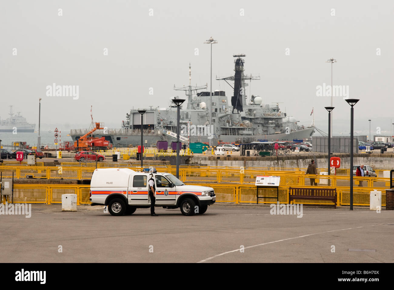 Patrouille de sécurité dans le MOD arsenal Portsmouth Hampshire Hants le Sud de l'Angleterre, Grande-Bretagne Banque D'Images