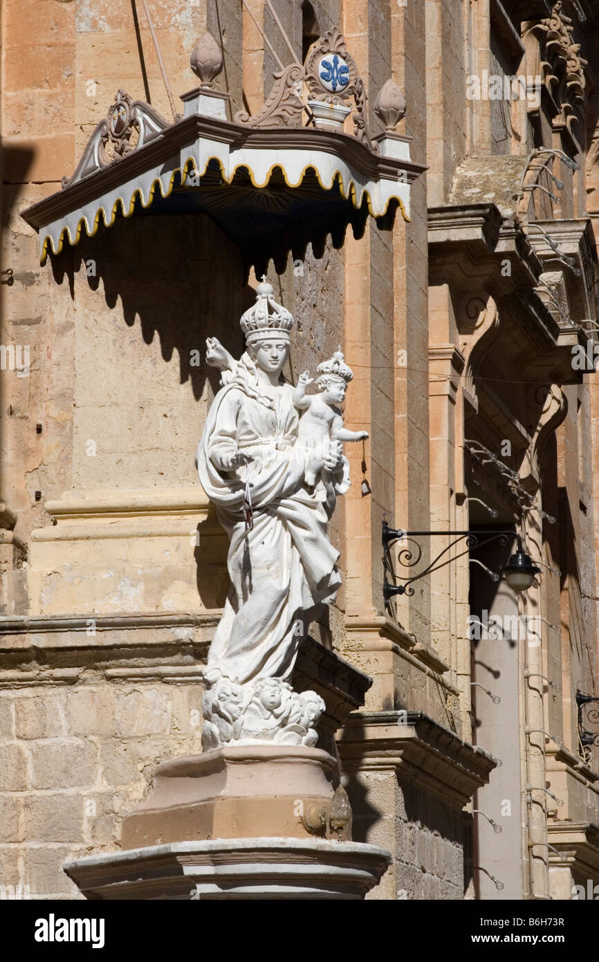 Une niche de la vierge au coin d'une rue à Mdina, Malte. Banque D'Images