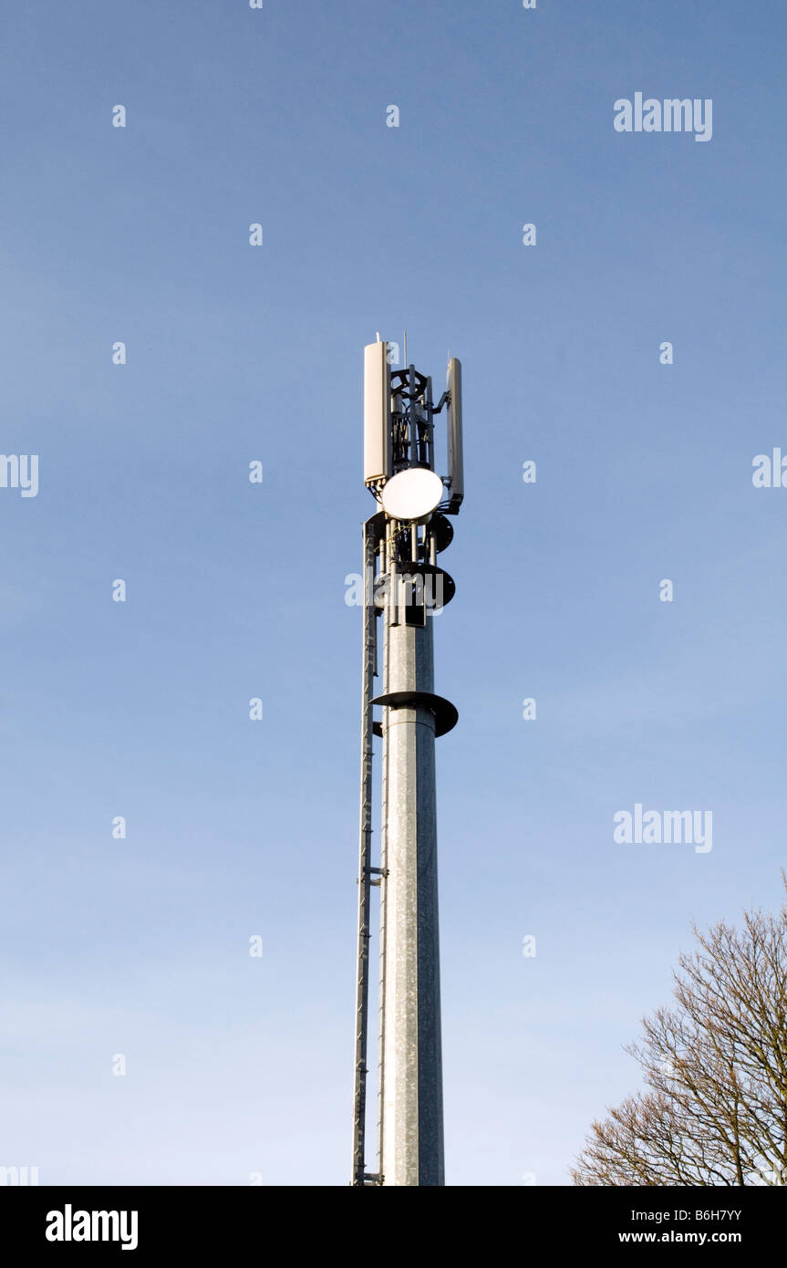 Téléphone cellulaire mobile réseau mât mâts d'antenne antenne de station de base directe Banque D'Images