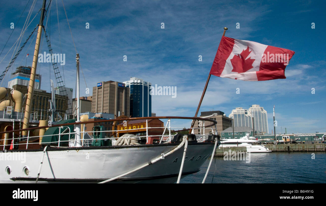 Le drapeau canadien s'envole d'un bateau à quai à Halifax, en Nouvelle-Écosse, Canada Banque D'Images