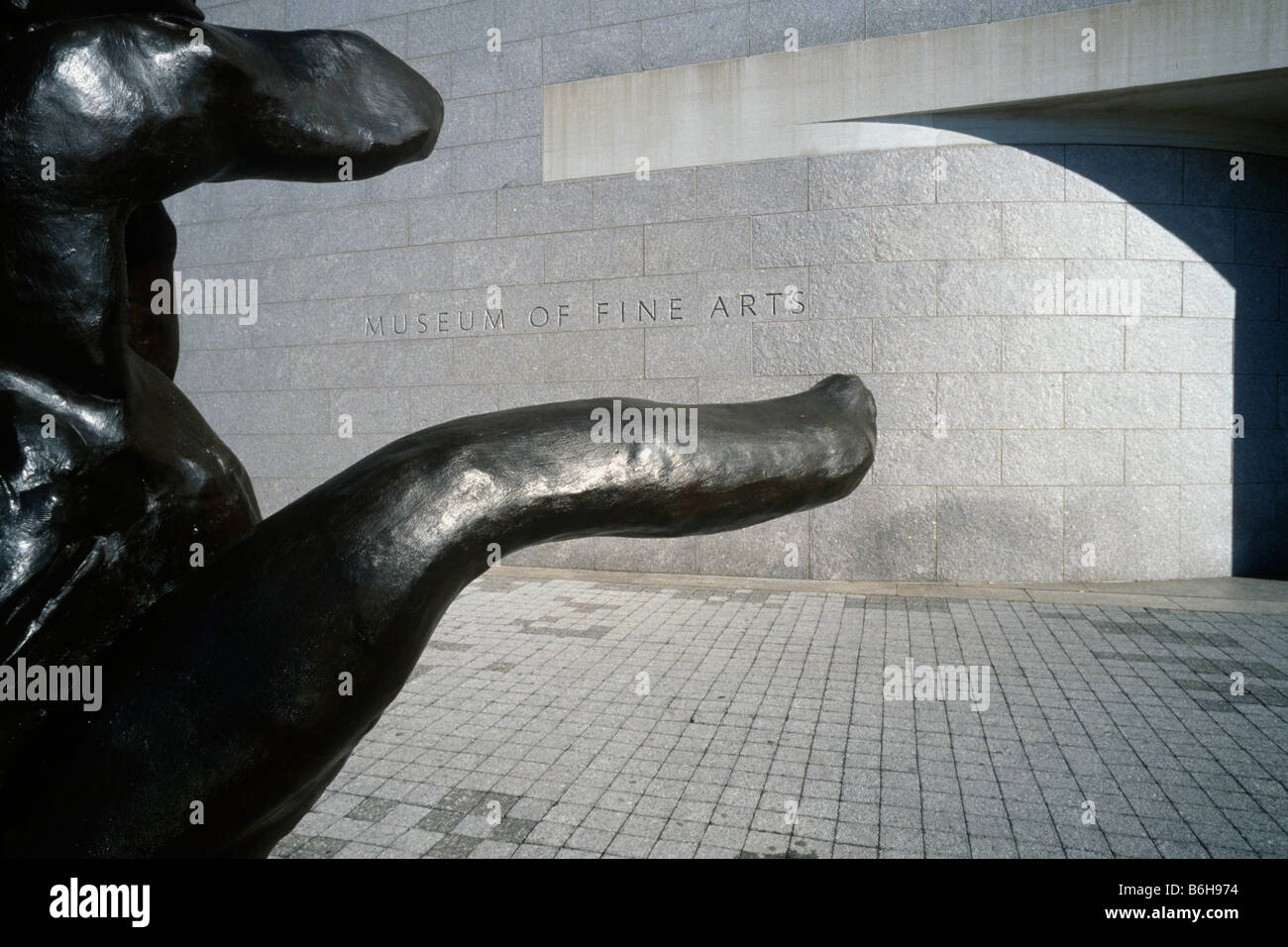 Boston USA Willem de Kooning's sculpture figure debout (1984) à l'entrée de l'Aile Ouest du Boston Museum of Fine Arts Banque D'Images