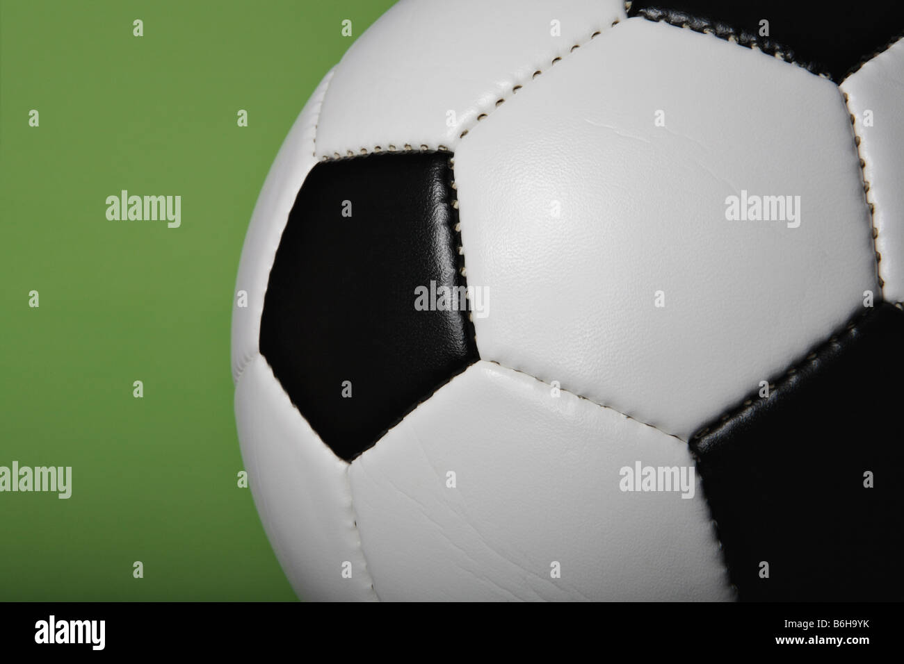 Le noir et blanc le soccer (football) ball close-up sur fond vert. Banque D'Images