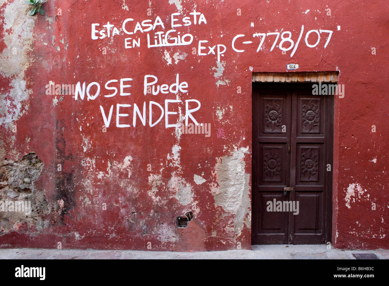 Le lettrage sur le côté de la chambre, indiquant qu'il est vieilli dans des litiges et pas à vendre à San Miguel de Allende Mexique Banque D'Images