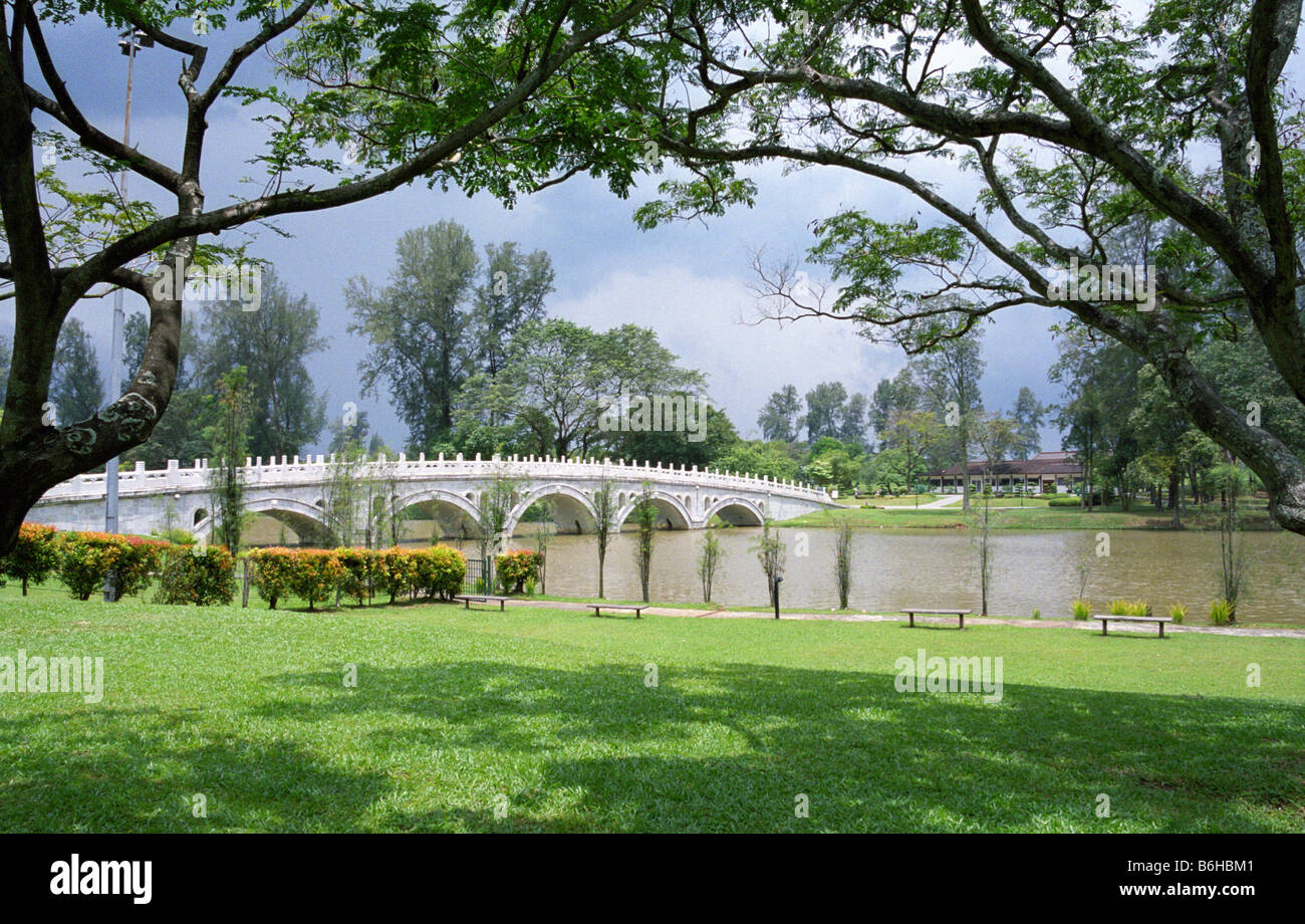 Pont entre le jardin chinois et le jardin japonais, Singapour Banque D'Images