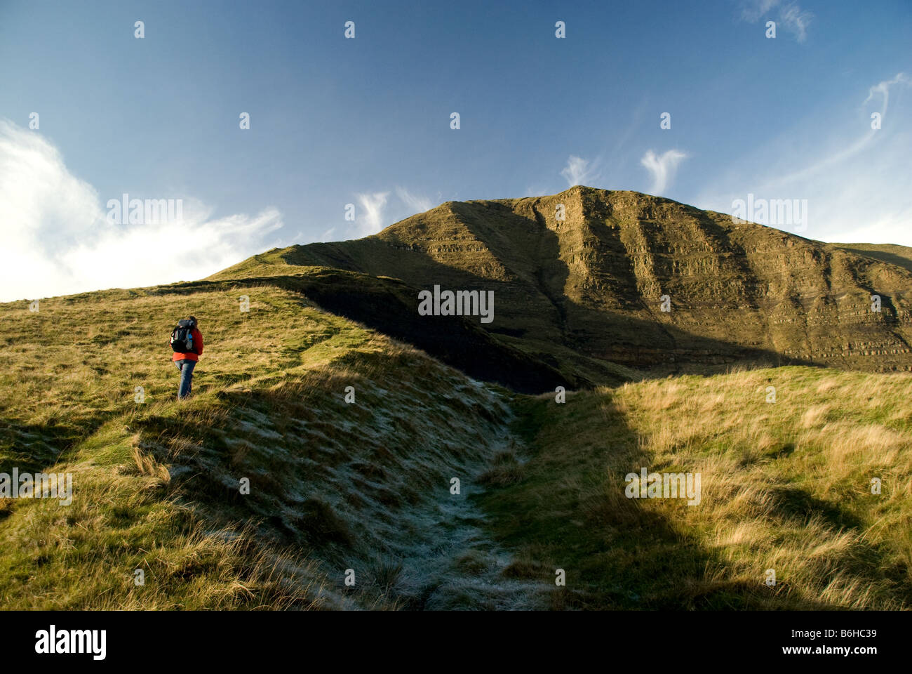 Une escalade walker Mam Tor, Peak District. Le Derbyshire. UK Banque D'Images