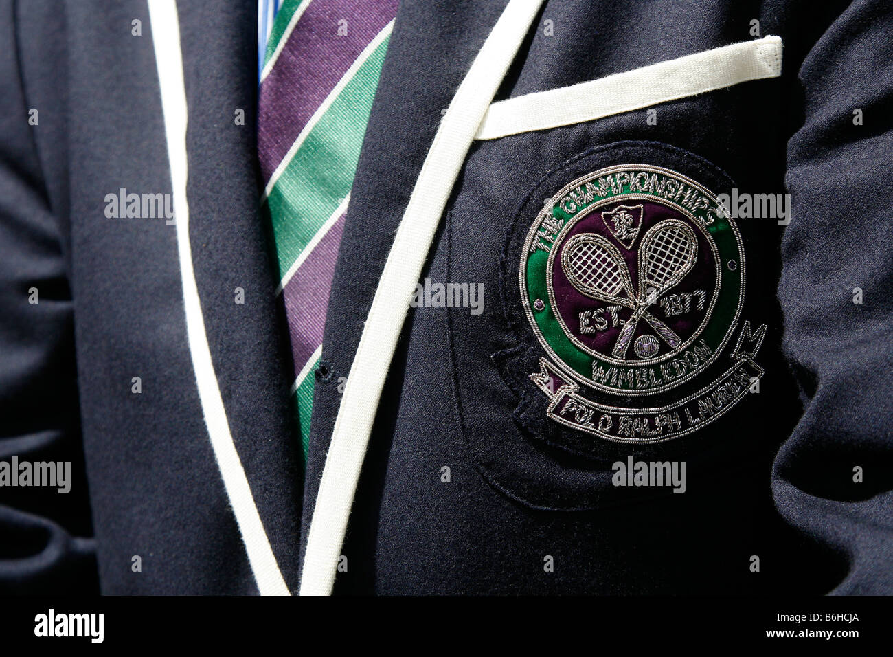 Détail d'un juge de ligne Polo Ralph Lauren, veste et cravate badge au Wimbledon Tennis Championships 2008 Banque D'Images