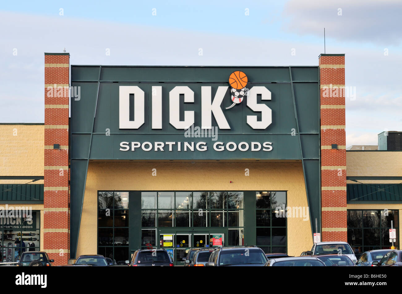 La façade extérieure de Dicks sporting goods store avec des voitures en stationnement. USA Banque D'Images