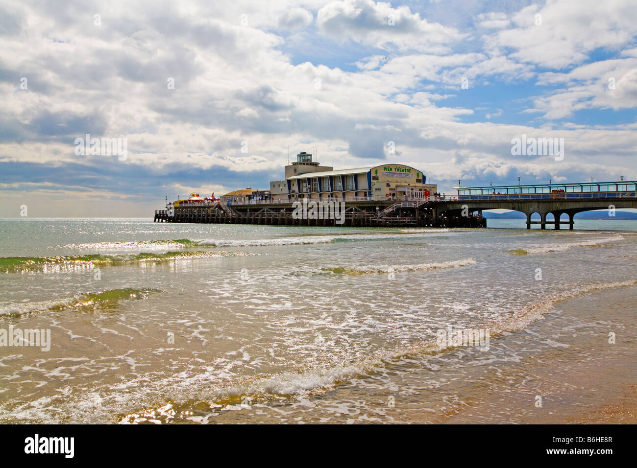 Afficher le long de la plage de sable de la jetée de Bournemouth. Le Dorset. UK. Banque D'Images