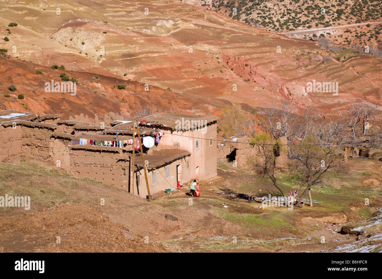 Maroc berbère à distance maison de village de montagne en haut Atlas Banque D'Images
