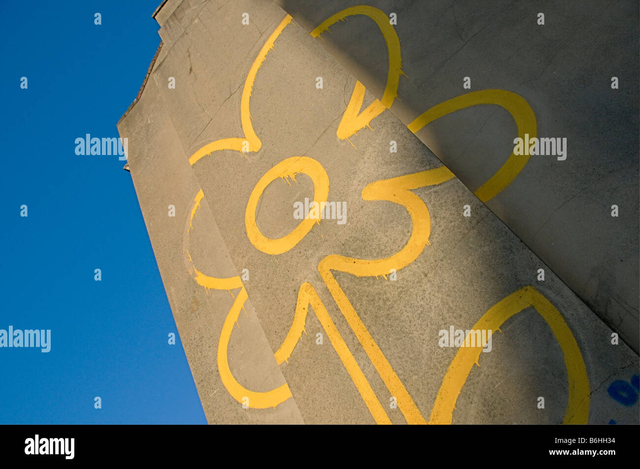 Ligne jaune fleur graffiti par Banksy, Pollard Street, Bethnal Green, Londres, UK Banque D'Images