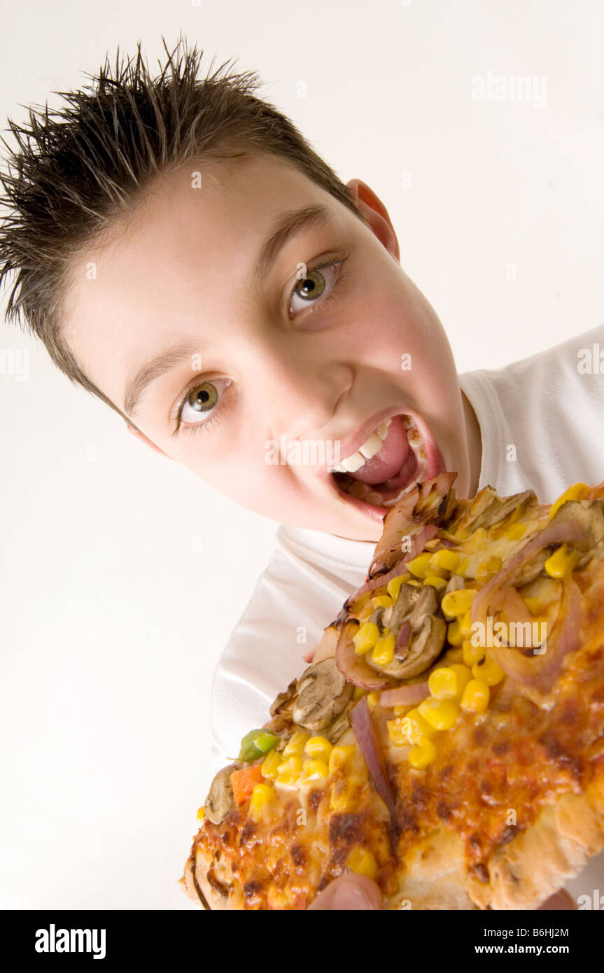 Junk Food pizza boy enfant manger la graisse Alimentation saine Régime gras gras gras italie italien d'engraissement santé bonne mauvaise l'obésité o Banque D'Images