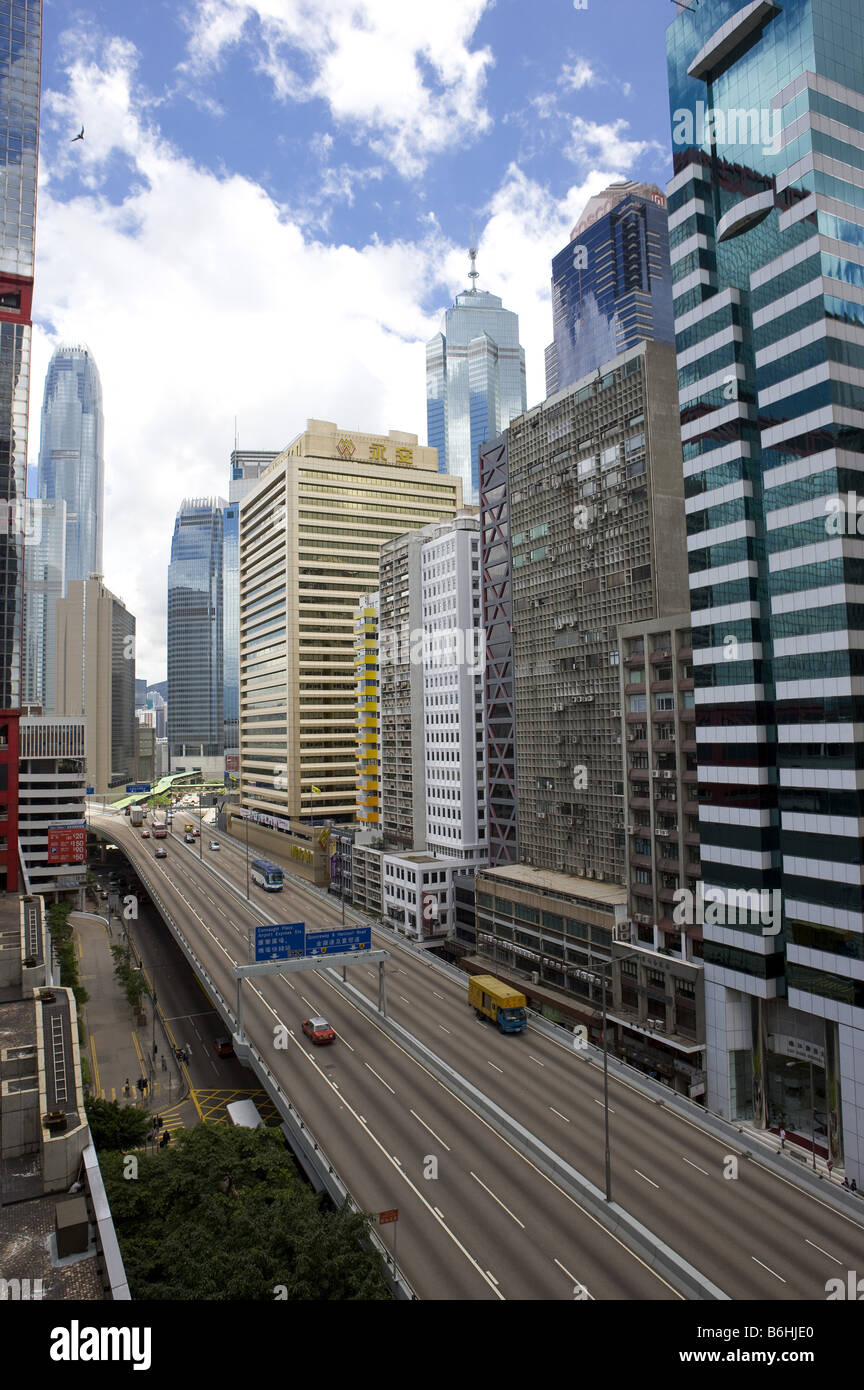 L'autoroute entre de grands immeubles à Sheung Wan Hong Kong Banque D'Images