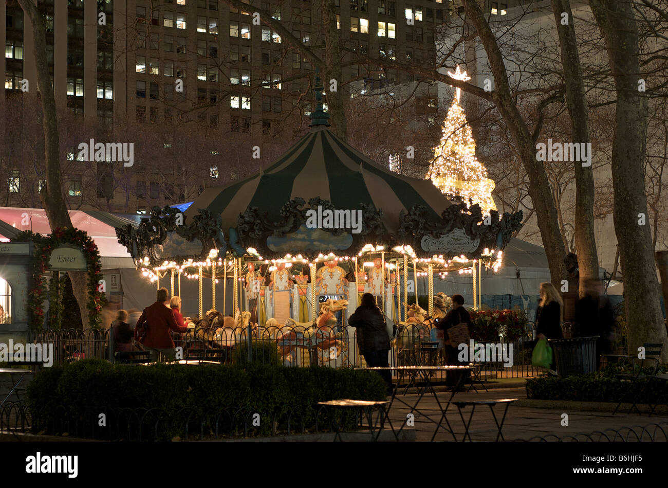 Carousel Ride nocturne dans Bryant Park New York (pour un usage éditorial uniquement) Banque D'Images