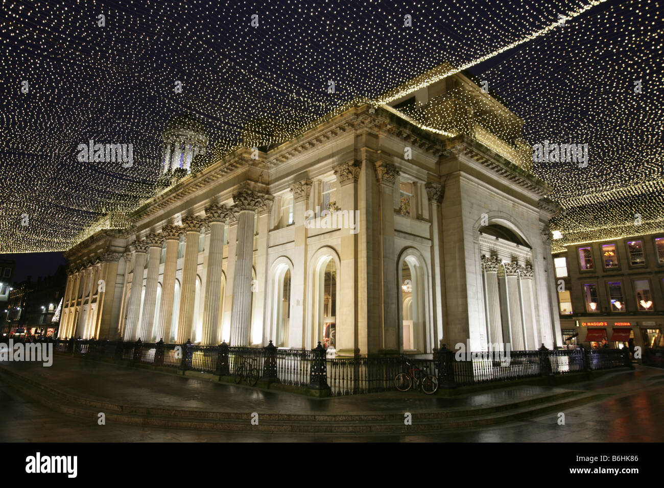 Ville de Glasgow, en Écosse. Royal Exchange Square à Noël avec une vue arrière de la Glasgow Museum of Modern Art (Goma). Banque D'Images