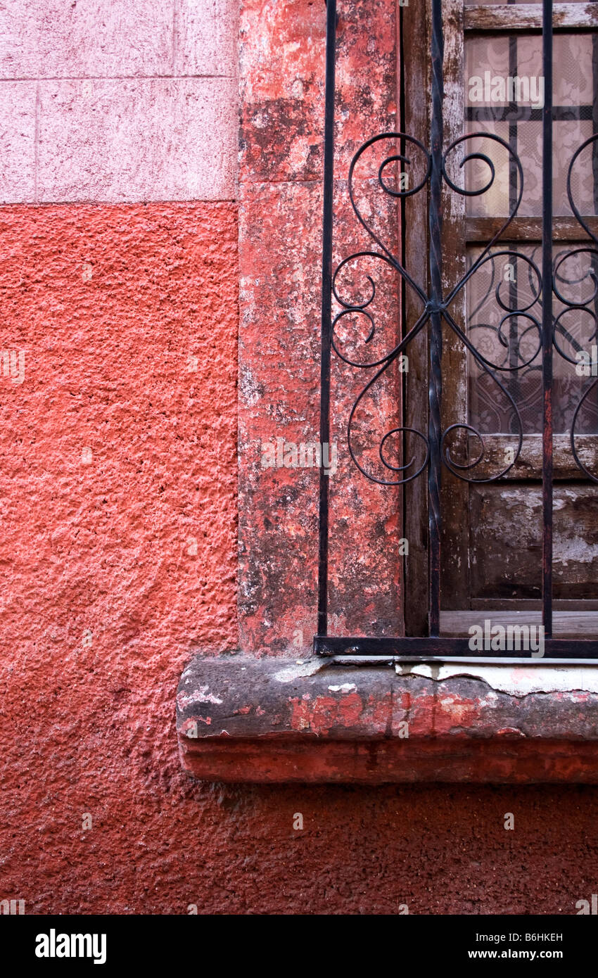 Un mur coloré et d'une partie d'une fenêtre à San Miguel de Allende, Mexique. Banque D'Images