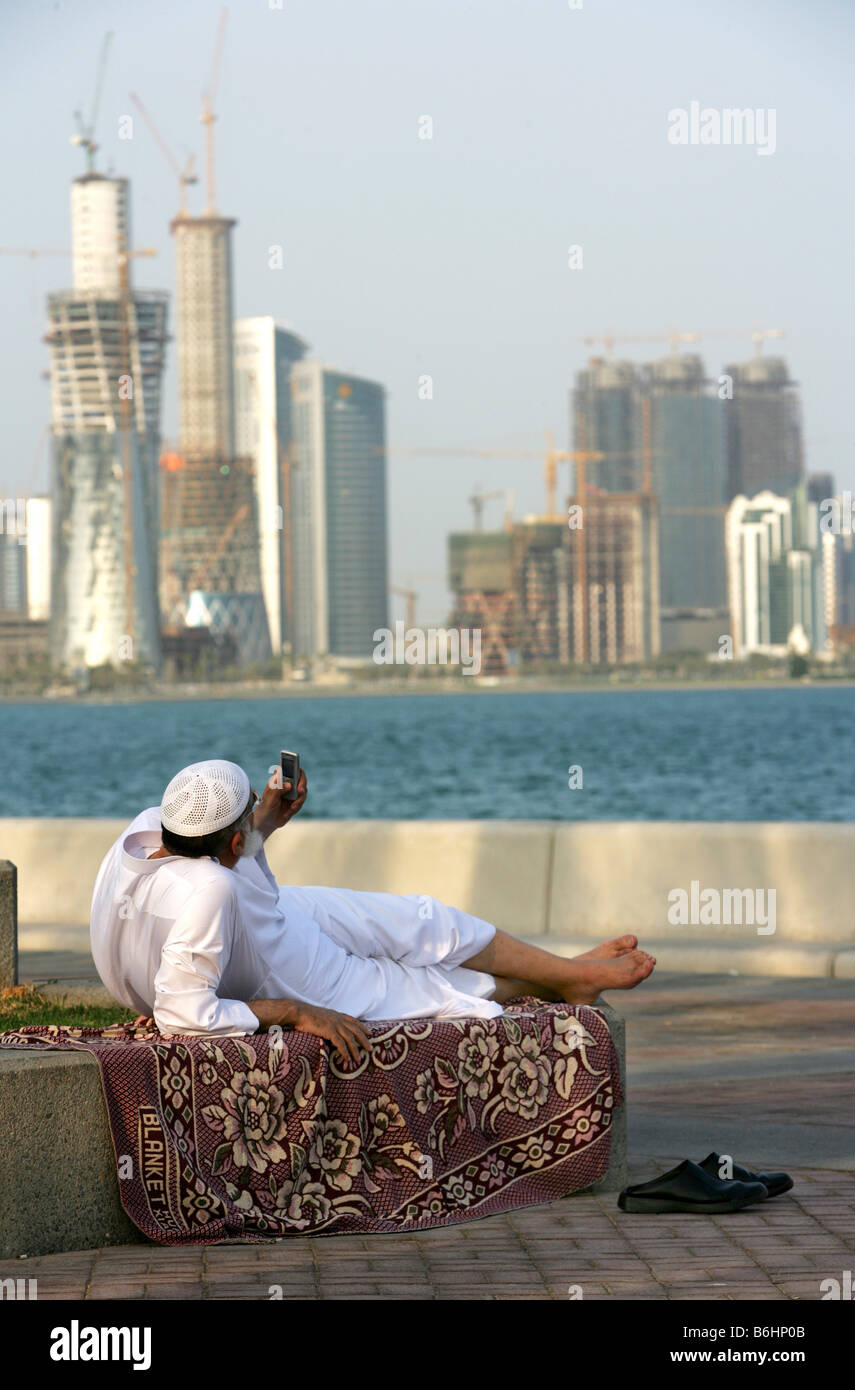 Qatar, Doha, capitale de la baie de Doha Corniche, arbian libre l'après-midi. Banque D'Images
