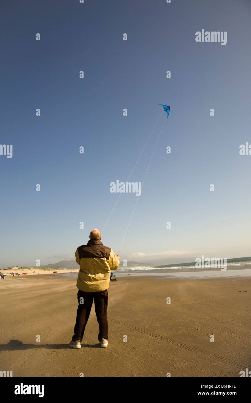 Man flying kite à Pacific City beach Oregon USA Banque D'Images
