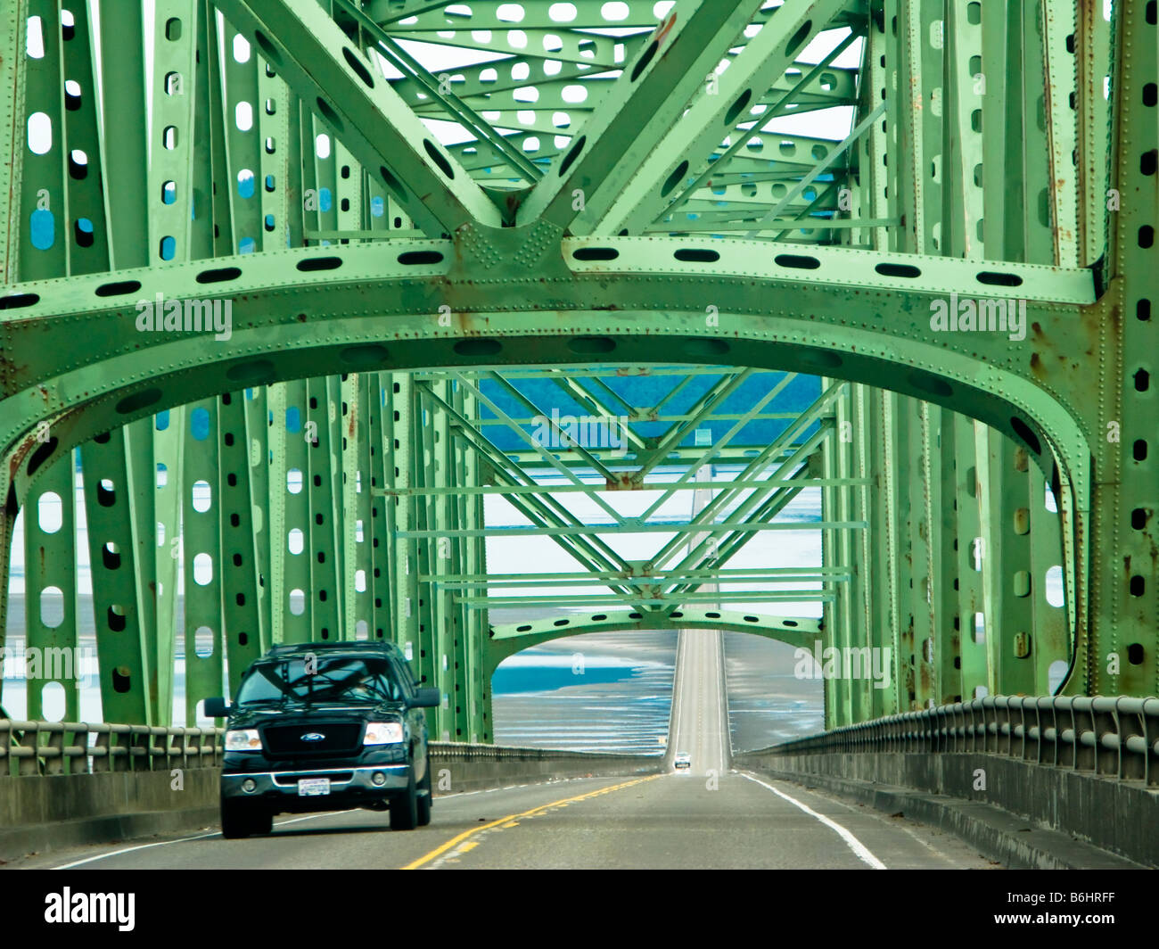 Un véhicule roulant sur l'Astoria Pont sur le fleuve Columbia de l'Oregon jusqu'à l'État de Washington, USA Banque D'Images