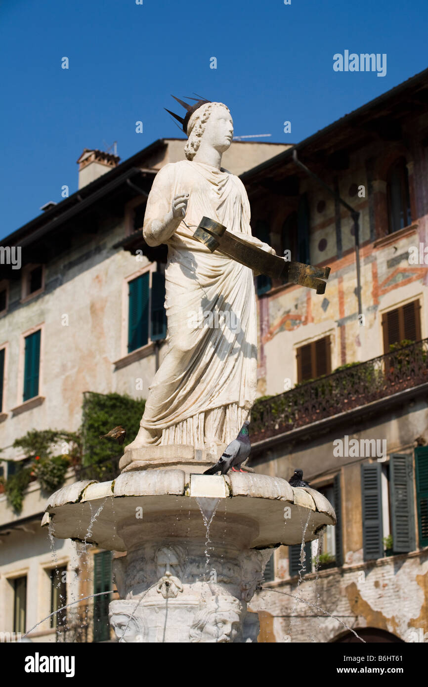 Madonna della Fontana, Piazza delle Erbe, Vérone, Vénétie, Italie Banque D'Images