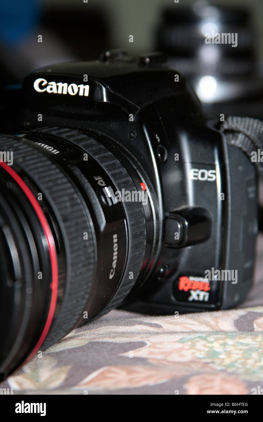 Appareil photo reflex numérique Canon XTi avec 17-40mm f/4 objectif série L EF. Banque D'Images