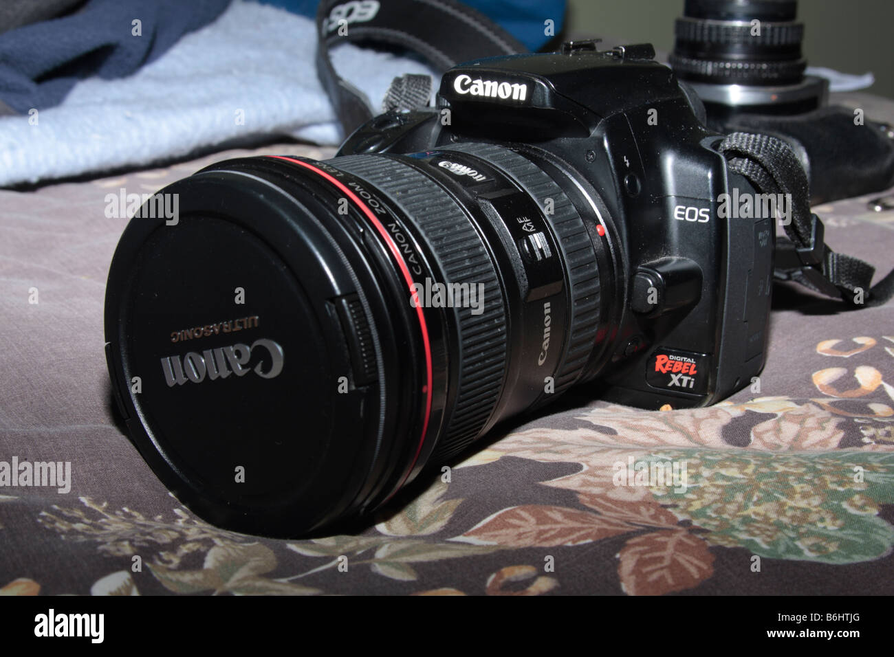 Appareil photo reflex numérique Canon XTi avec 17-40mm f/4 objectif série L EF. Banque D'Images
