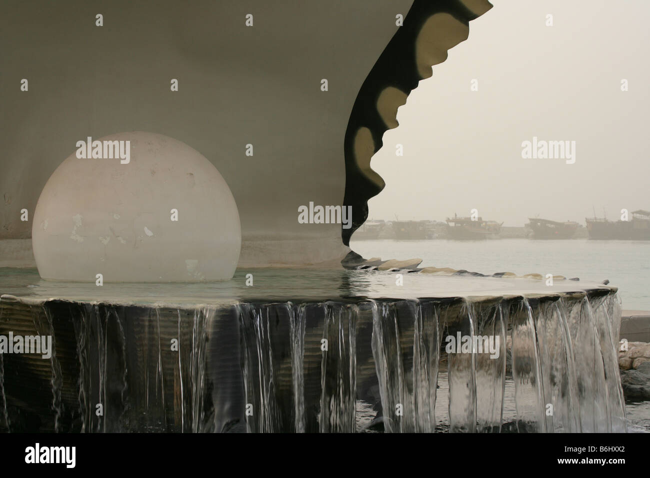 Pearl Oyster sculpture et fontaine d'eau, Close up, sur le front de mer, corniche, Doha, Qatar, Moyen-Orient Banque D'Images