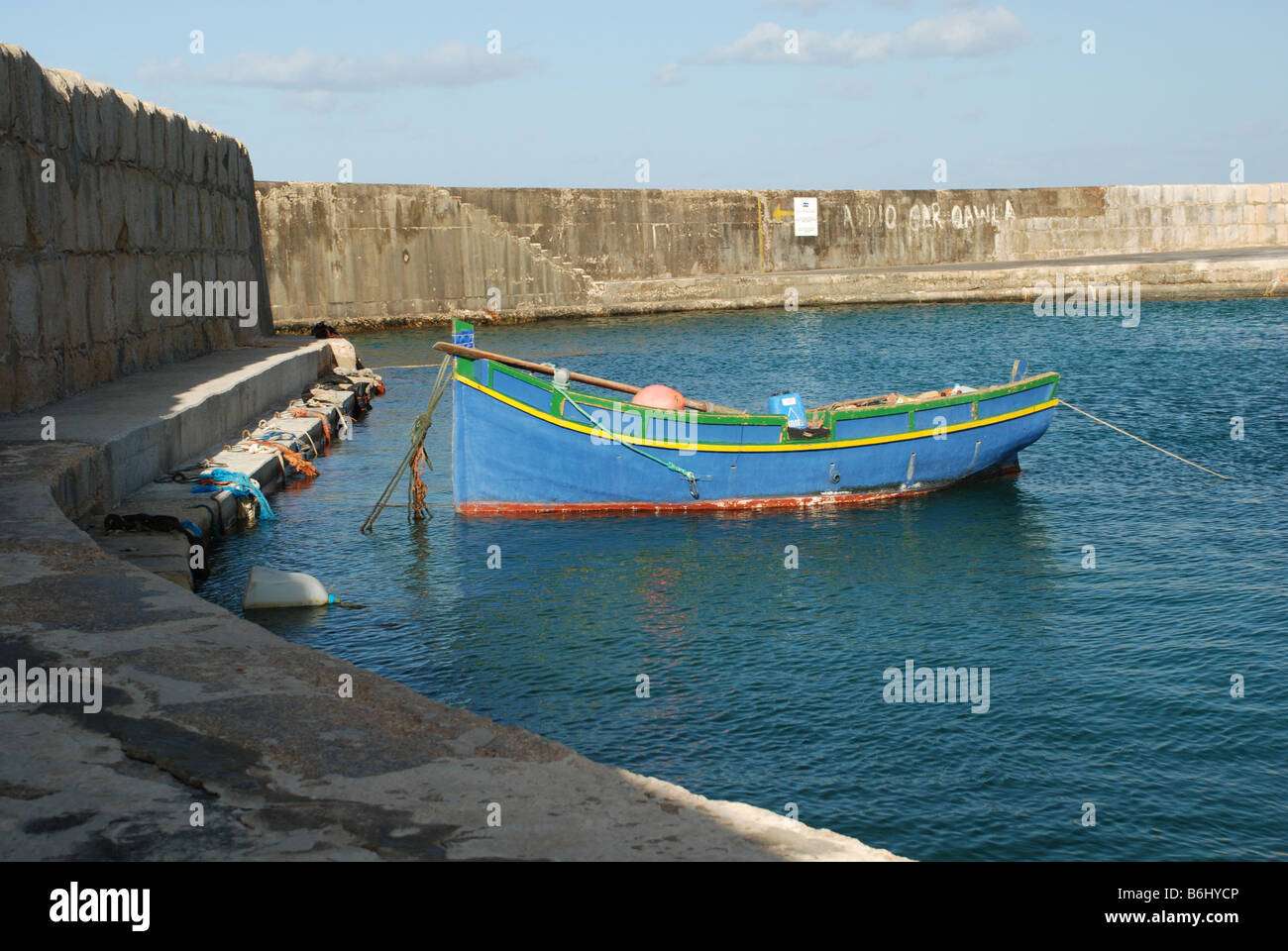Bateau de pêche maltais traditionnel dans le port de Marsalforn, Gozo Banque D'Images