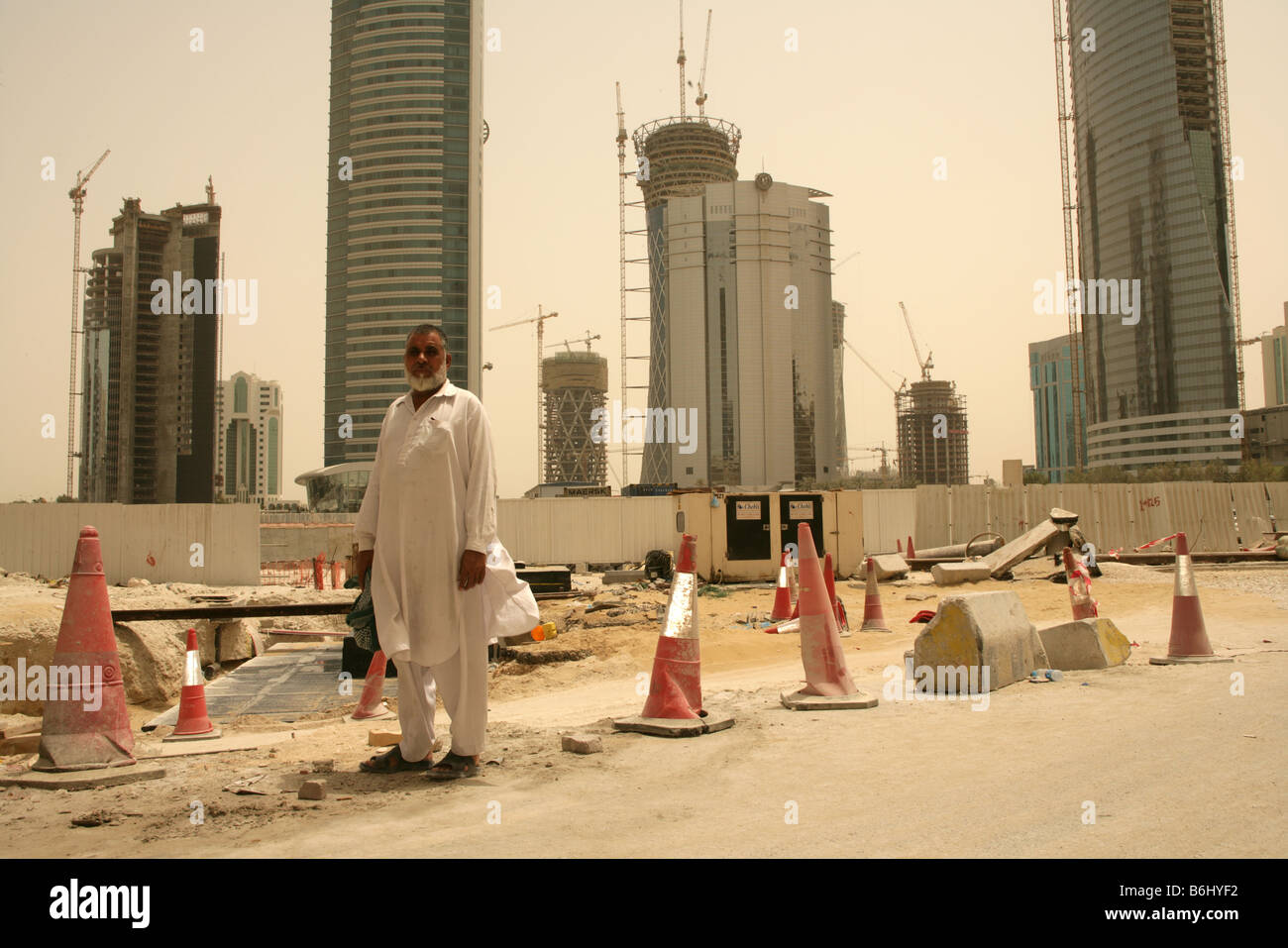 Un homme sur un site de construction à Doha, Qatar. Banque D'Images