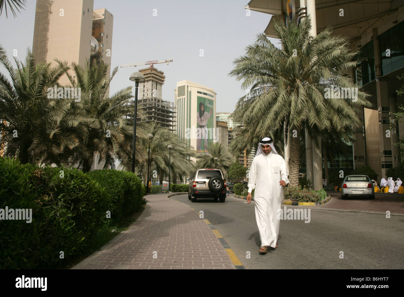 Scène de rue à l'homme du Qatar en costume traditionnel dans les rues de Doha, au Qatar. Banque D'Images