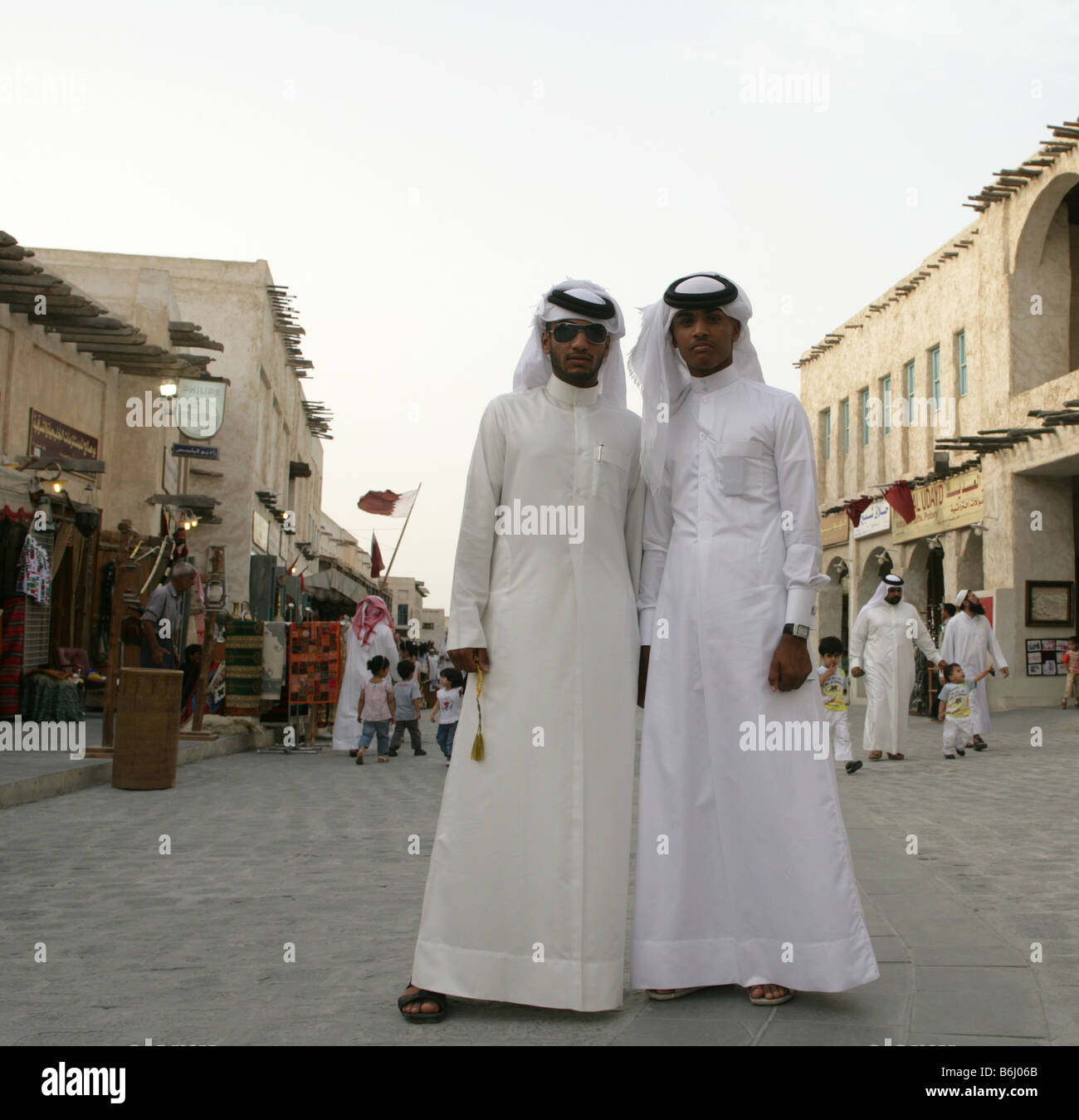 Les hommes du Qatar en costume traditionnel au marché de Souq Waqif, portrait, Doha, Qatar, Moyen-Orient Banque D'Images