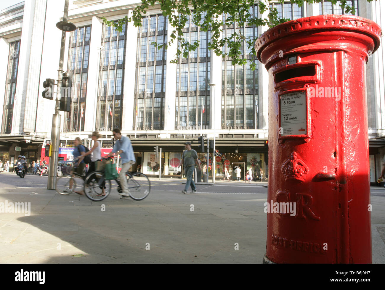 Post box sur High Street Kensington, Londres. Banque D'Images