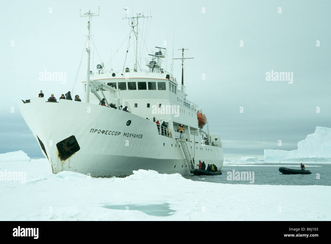 Les passagers à bord du navire de recherche Ex 'Professeur Molchanov' à la frontière de la glace de mer antarctique rapide, péninsulaire Banque D'Images