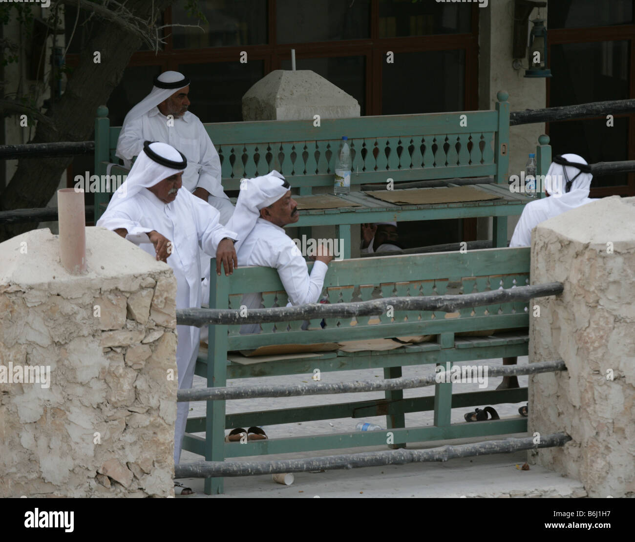 Les hommes en costumes traditionnels du Qatar, Doha, Qatar Banque D'Images