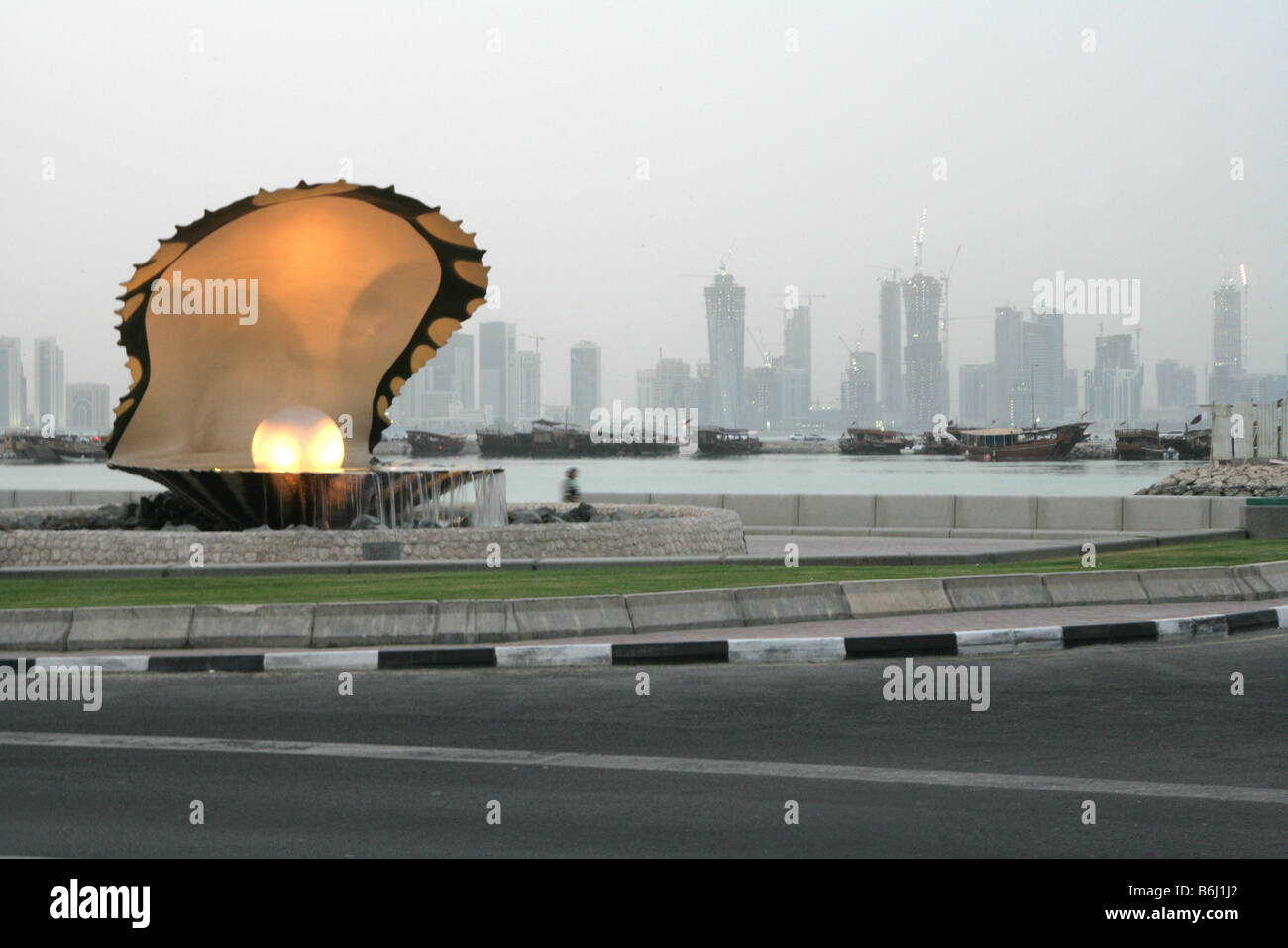 Pearl Oyster sculpture et fontaine à eau avec waterfront city skyline, corniche, Doha, Qatar, Moyen-Orient Banque D'Images