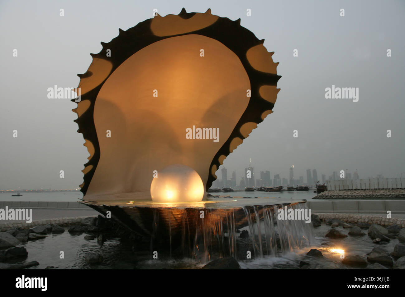 Pearl Oyster sculpture et fontaine à eau avec waterfront city skyline, corniche, Doha, Qatar, Moyen-Orient Banque D'Images