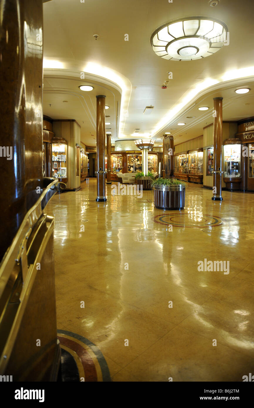 Picadilly Circus le principal quartier commerçant et zone de réunion à bord du paquebot Queen Mary original Banque D'Images