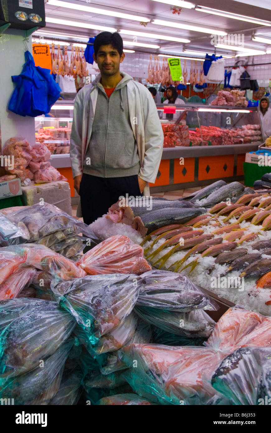 Homme vendant de la viande et du poisson à Brixton London England UK Banque D'Images