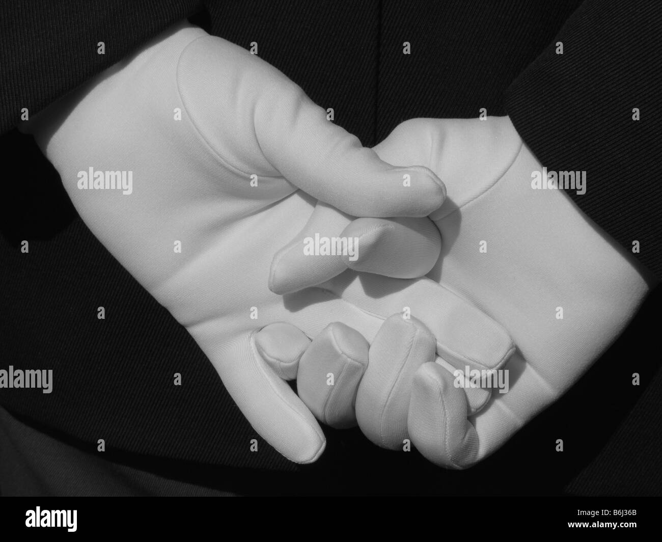 Un soldat se tient avec ses mains derrière son dos Banque D'Images