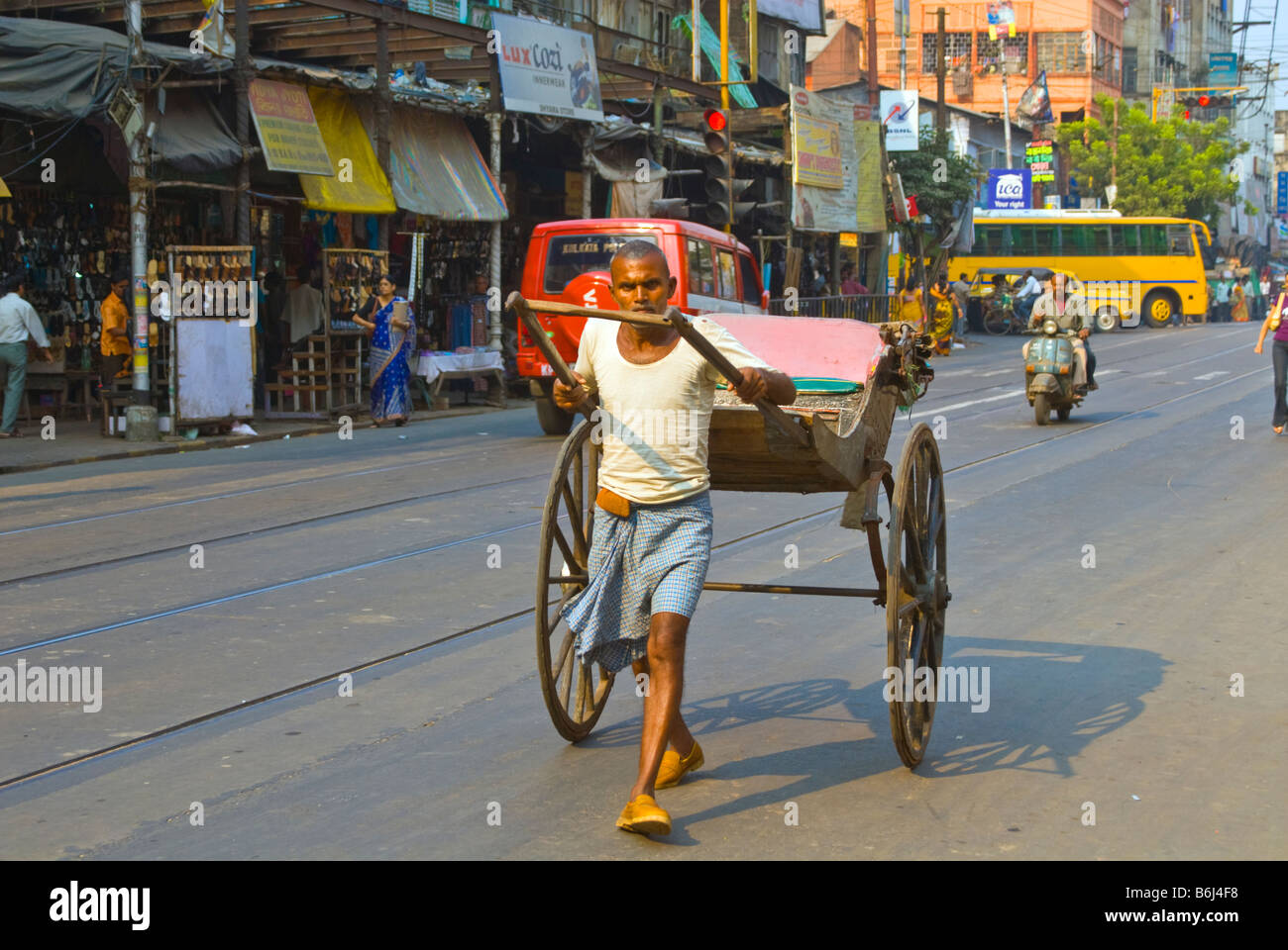 Rickshaw wallah sur une rue Nord Kolkata Banque D'Images