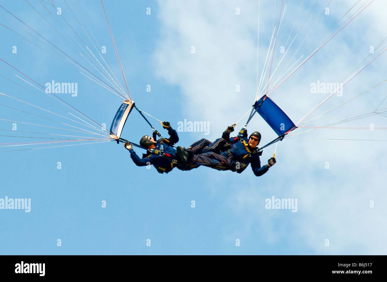Deux membres de l'élite de la Marine US Leap Frog de l'Équipe de parachutistes effectuant une jambe connexion stunt Banque D'Images