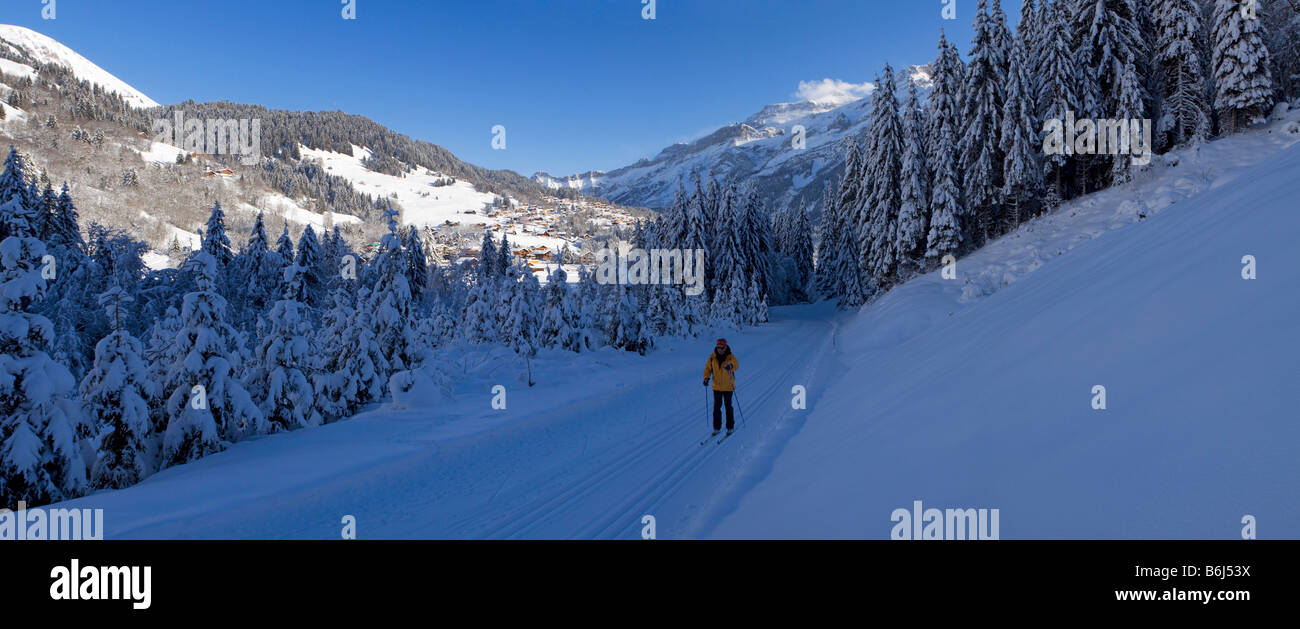 Le ski de fond dans le village des Diablerets, Suisse Banque D'Images