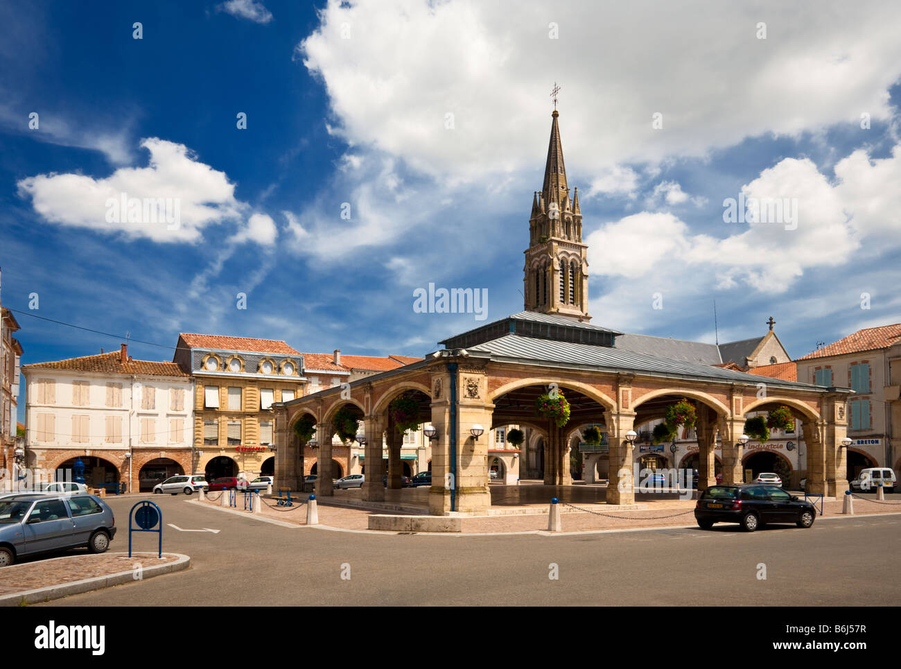 La place du marché couvert à Valence d'Agen, Tarn et Garonne, France Europe Banque D'Images