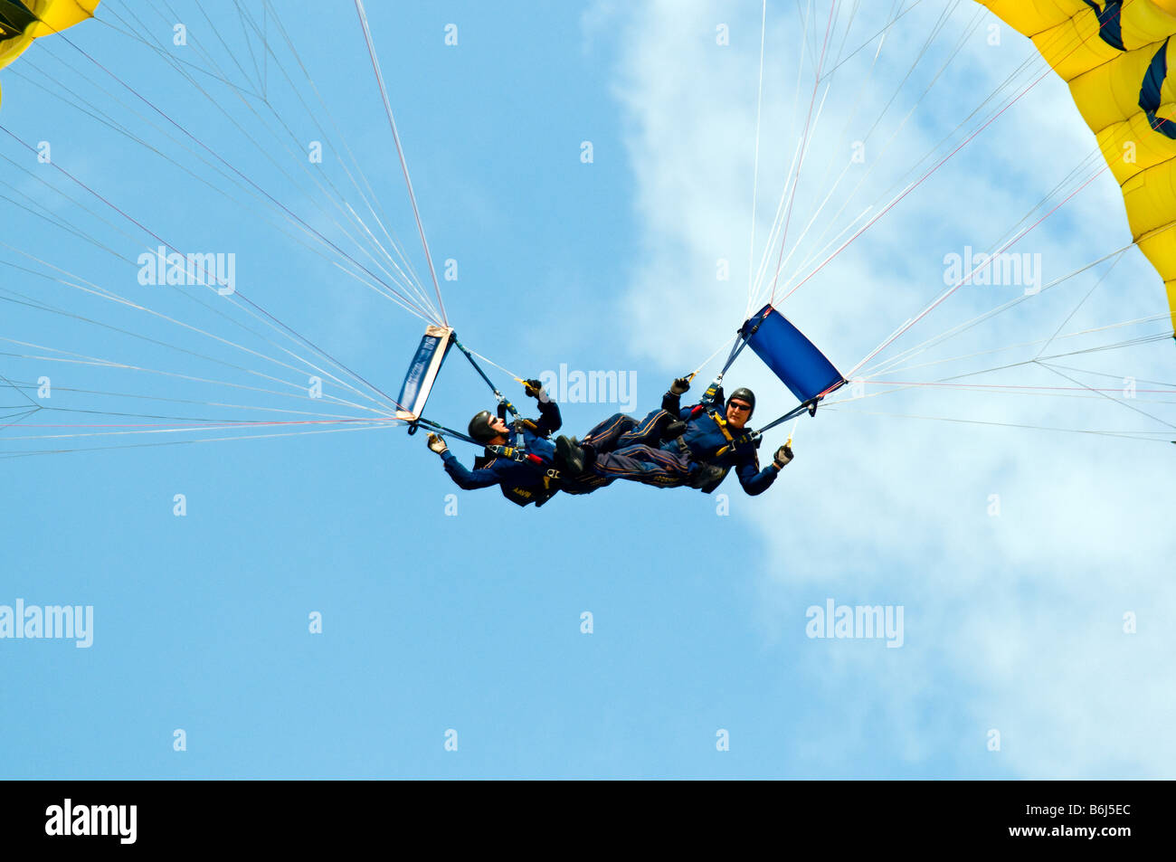 Deux membres de l'élite de la Marine US Leap Frog de l'Équipe de parachutistes effectuant une jambe connexion stunt Banque D'Images