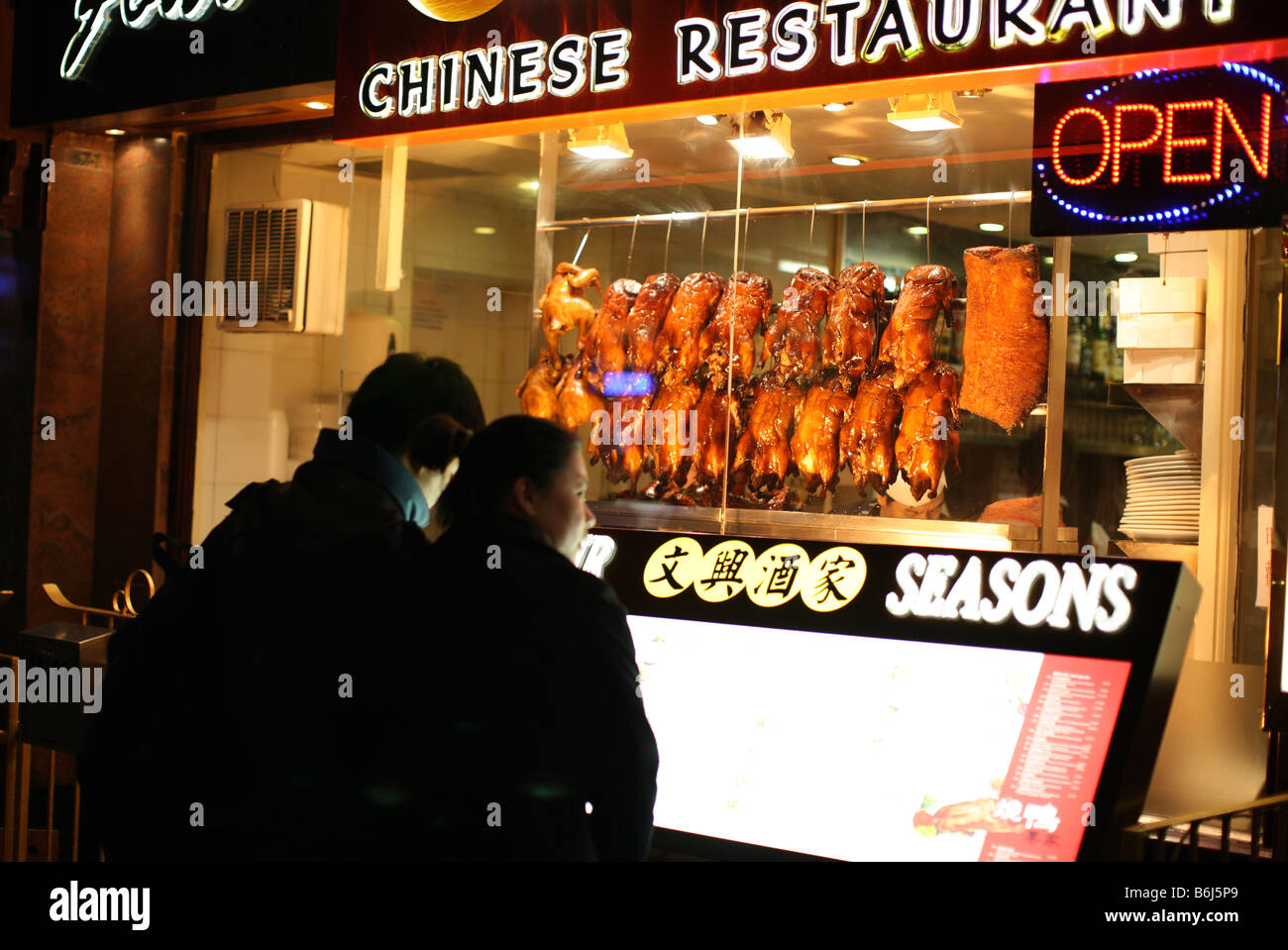 Couple hors menu restaurant Chinatown, Londres Banque D'Images