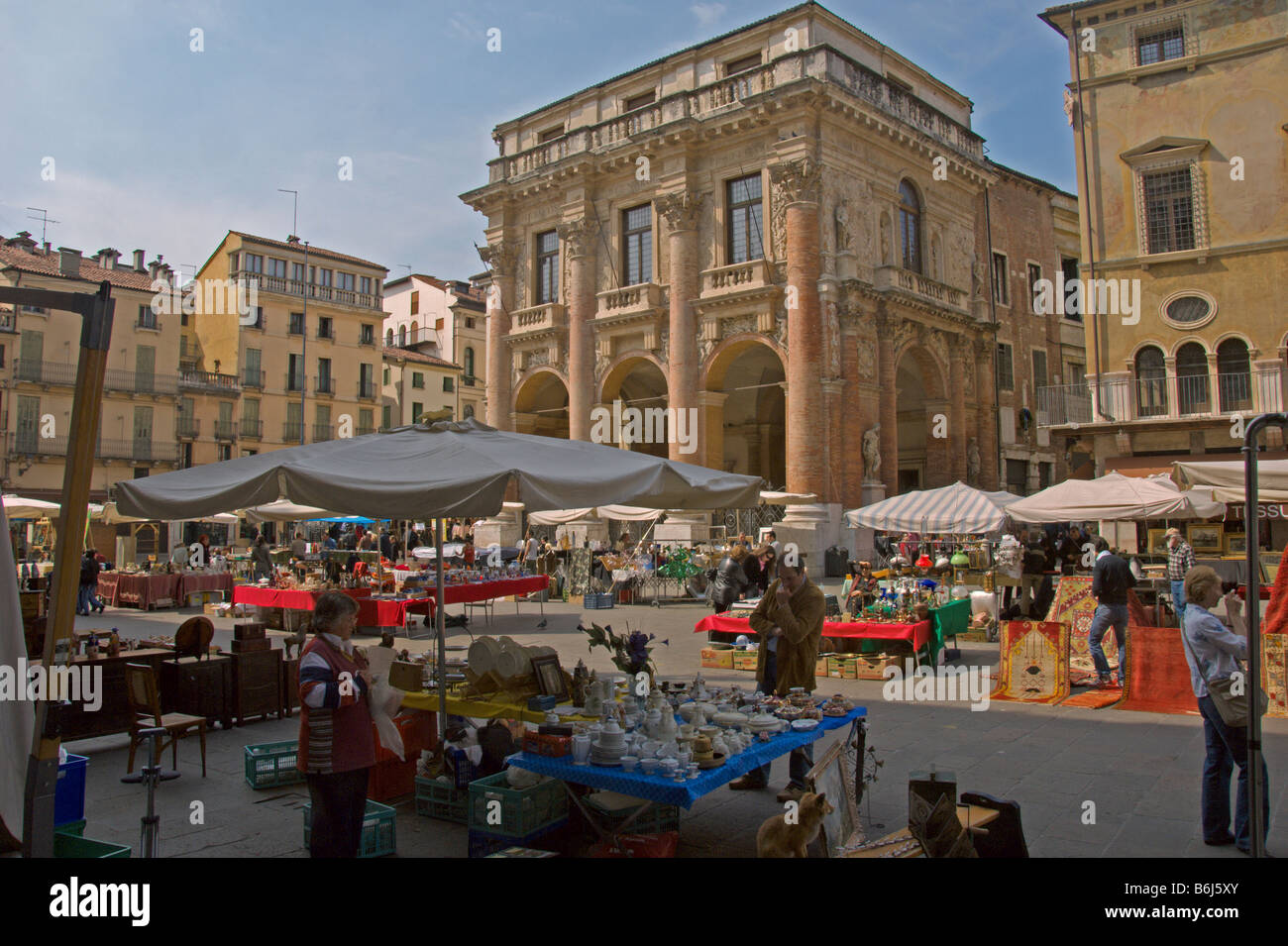 Vicenza Piazza dei Signori Antiques Market Vénétie Italie Avril 2008 Banque D'Images
