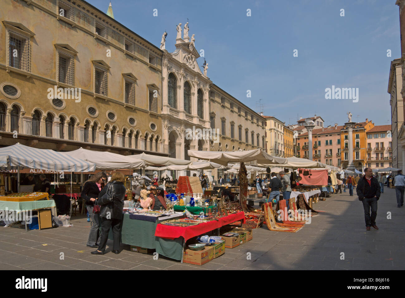 Vicenza Piazza dei Signori Antiques Market Vénétie Italie Avril 2008 Banque D'Images