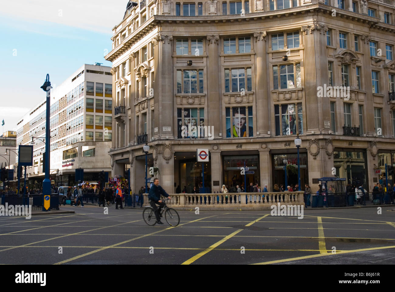 Man riding a bicycle à Oxford Circus, au centre de Londres Angleterre Royaume-uni Banque D'Images