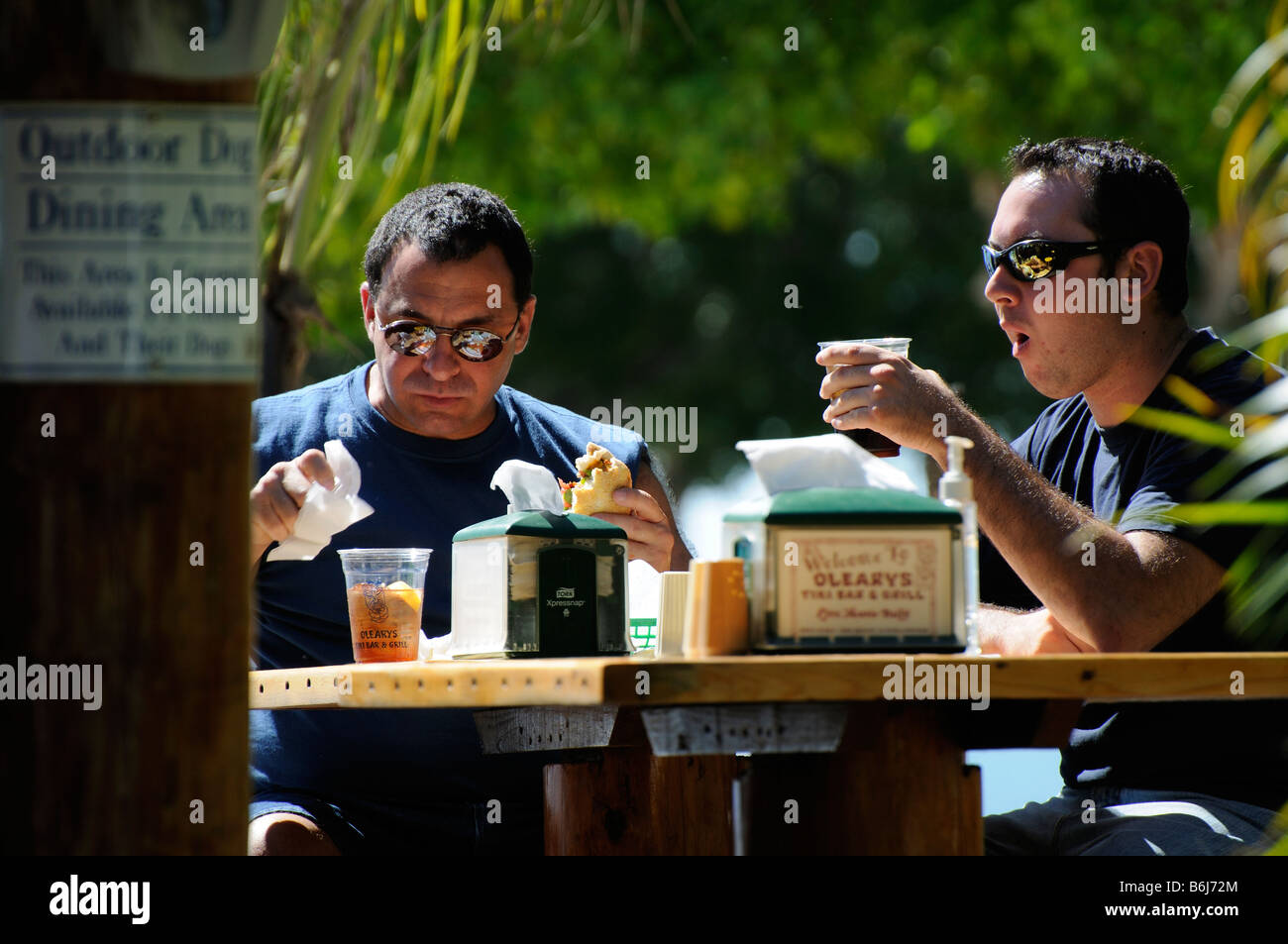 Café-bar au bord de l'eau pour boire et manger les clients Sarasota Florida USA Banque D'Images